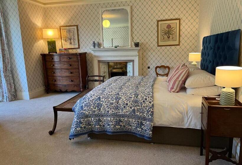 اتاق لوکس با چشم‌انداز باغ, Yearle House