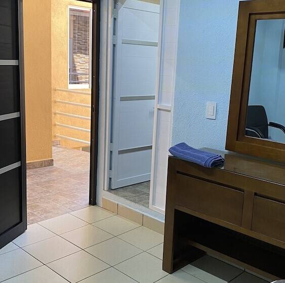 اتاق راحتی سه تخته, Casa Leonor