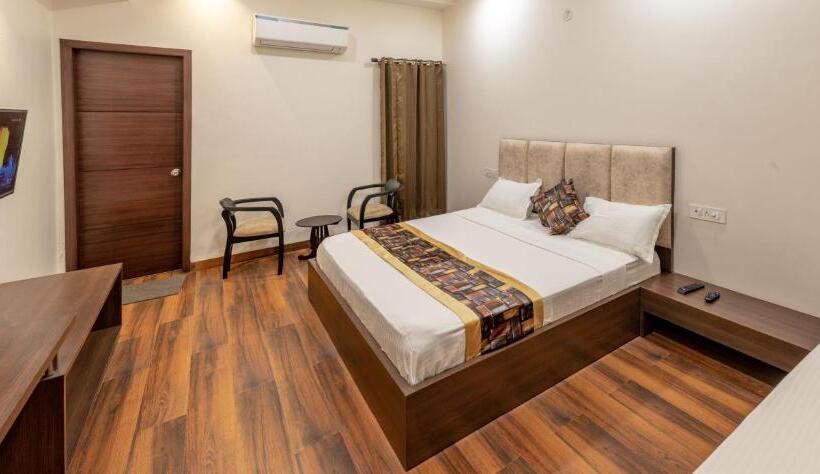 اتاق لوکس, De Manora Homes   Unpretentious Hotel With A Garden , Posh Area Ranjit Avenue