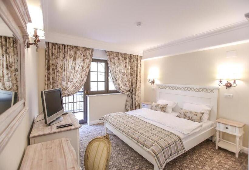 غرفة قياسية مزوَّدة بشُرفة, Pensiunea Dimitrios & Spa   Băile Herculane  Valea Cernei Terapie Spa  Relaxare A Minții și A Trupul