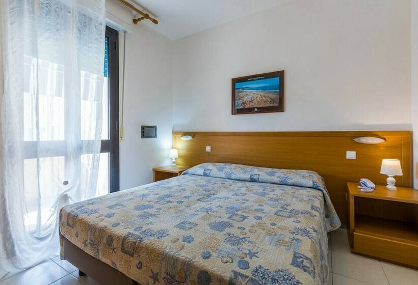 Escritório Clássico, Isa Double Room In Hotel With Swimming Pool In Marina Di Cecina, Just 10 Meters From The Sea