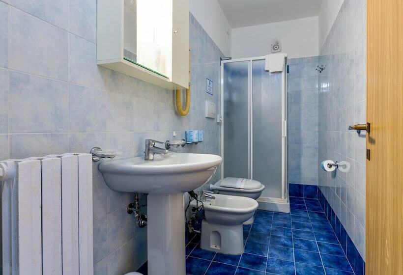 Estúdio Comfort, Isa Double Room In Hotel With Swimming Pool In Marina Di Cecina, Just 10 Meters From The Sea