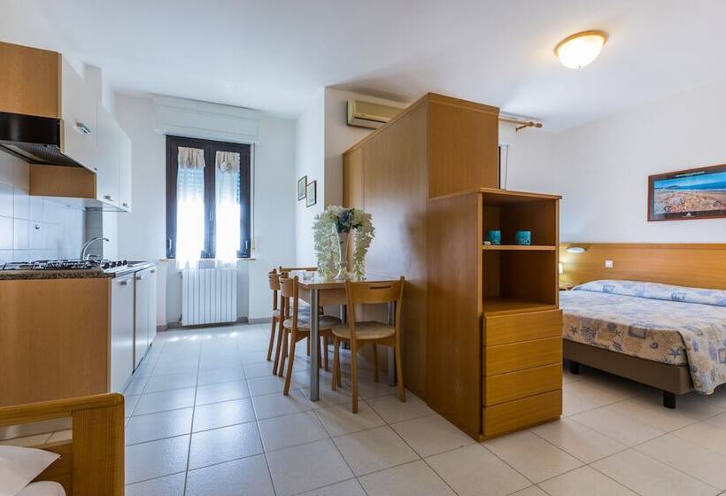 Estúdio Comfort, Isa Double Room In Hotel With Swimming Pool In Marina Di Cecina, Just 10 Meters From The Sea