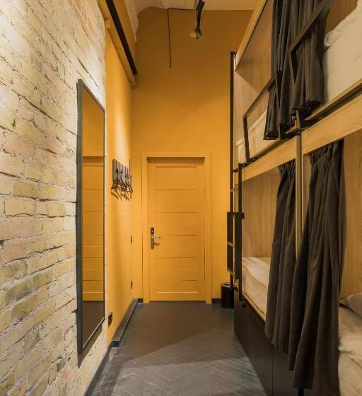 تختخواب در اتاق مشترک, Globe Runner Hostel