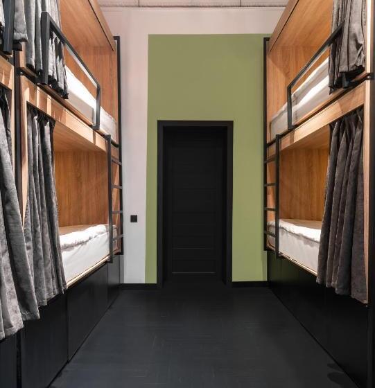 تختخواب در اتاق مشترک, Globe Runner Hostel
