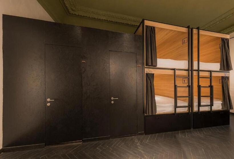 Capsule, Globe Runner Hostel