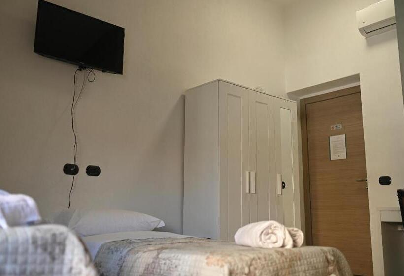 Economy Quadruple Room, La Gloria Rho