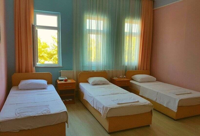 Habitación Triple Estándar, Yali Otel
