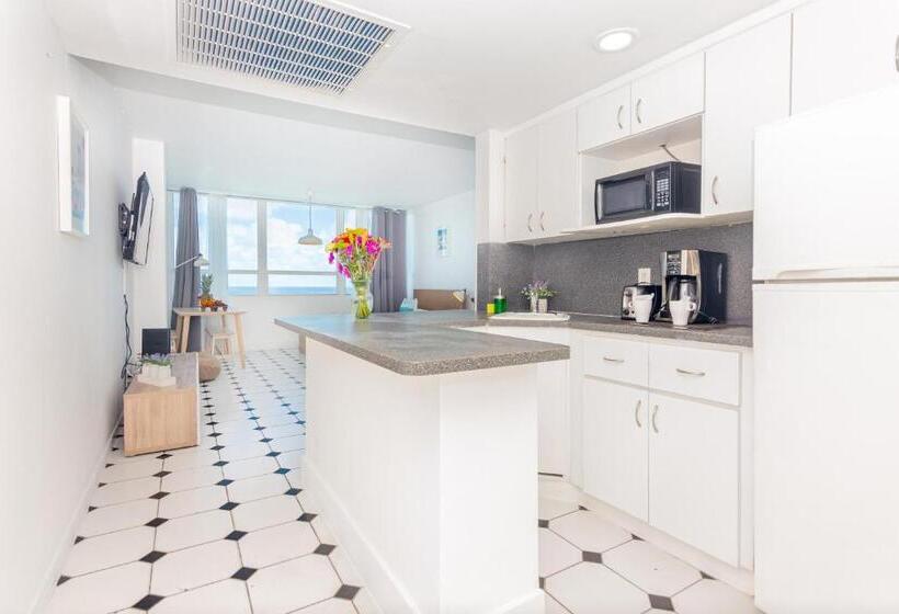 سوییت با چشم‌انداز دریا, Girasole Rentals