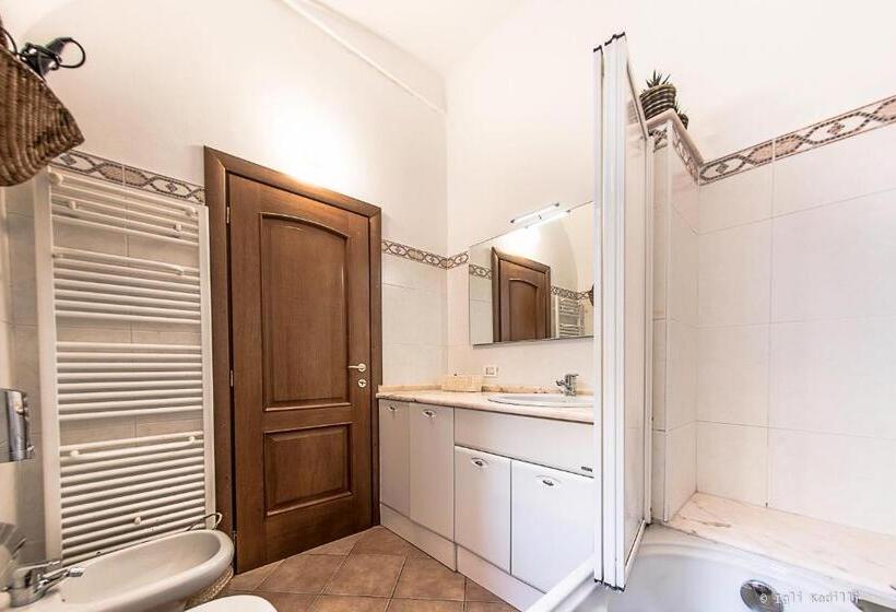 اتاق استاندارد سه تخته با چشم‌انداز باغ, B&b Finalex