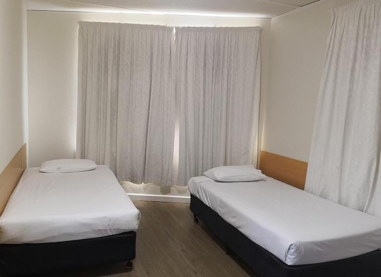 패밀리 룸, Dandenong Motel