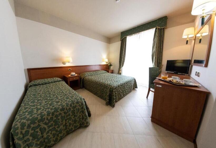 اتاق کلاسیک سه تخته, Grand Hotel Elite