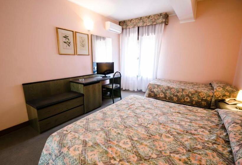Quarto Triplo Estandar, Torre Del Sole