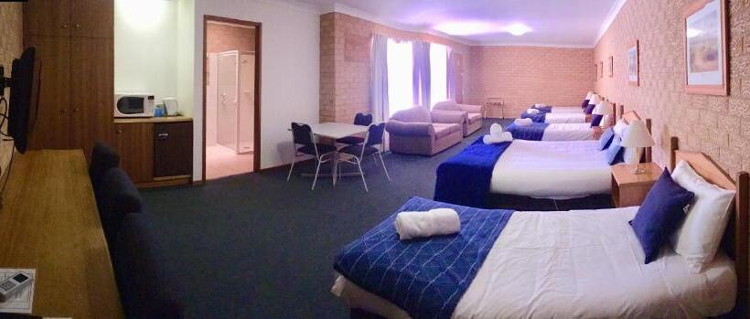 Семейный Номер, Golden Chain Aalana Motor Inn