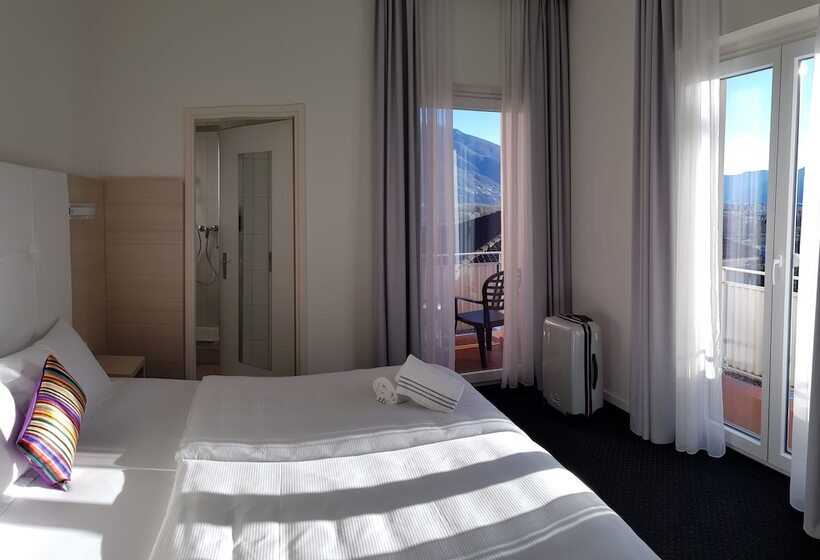 اتاق استاندارد با چشم‌انداز دریاچه, @ Home Hotel Locarno