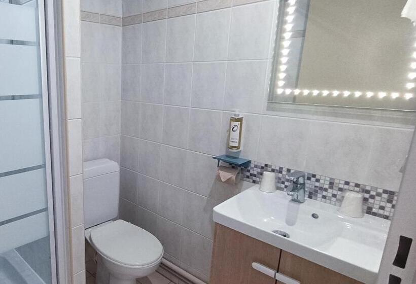 Номер Стандарт Трехместный, The Originals Access, Hôtel Les Iris, Bercksurmer