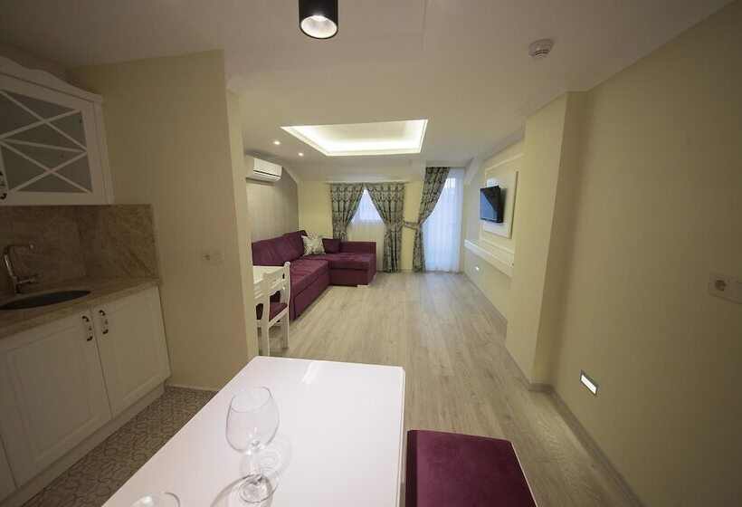 سوئیت با تخت بزرگ, Yeniceri City