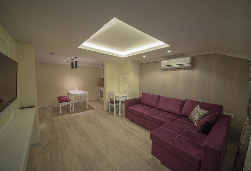 سوئیت با تخت بزرگ, Yeniceri City