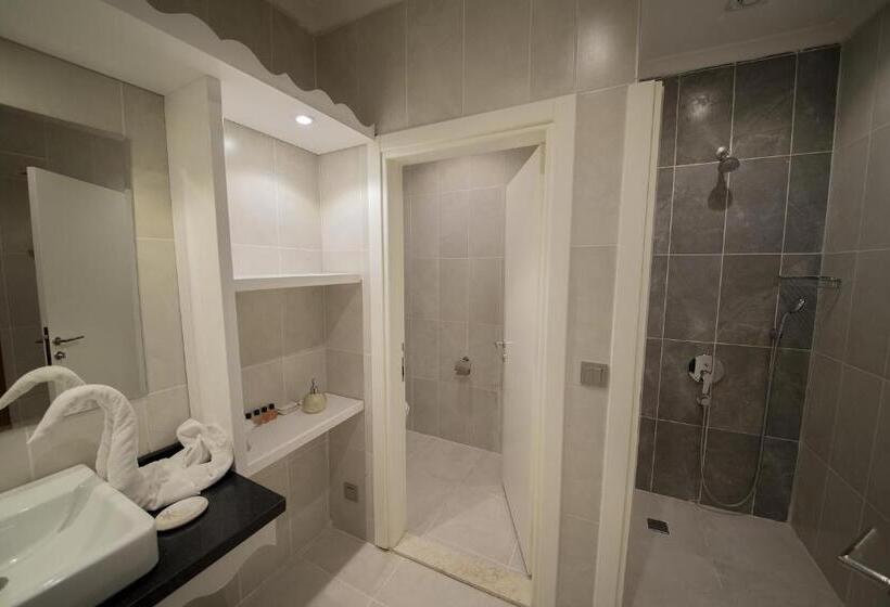 سوئیت با تخت بزرگ, Yeniceri City