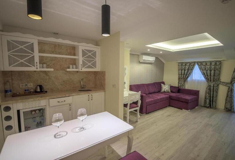 سوئیت با تخت بزرگ, Yeniceri City