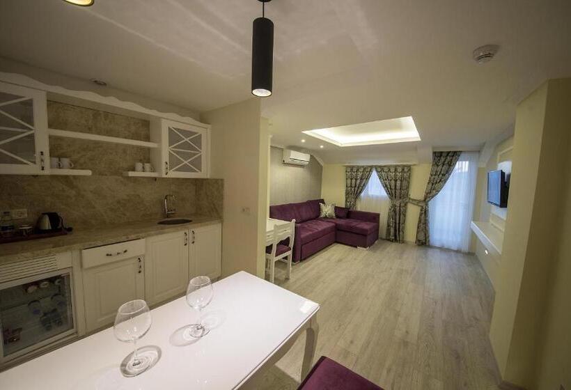 سوئیت با تخت بزرگ, Yeniceri City