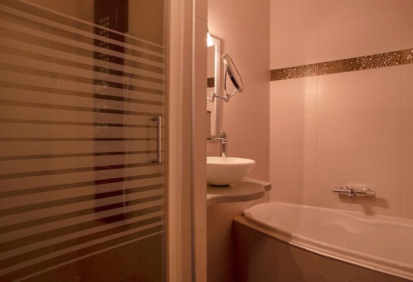 Люкс, Auberge De La Petite Ferme, Super Besse Est, The Originals Relais