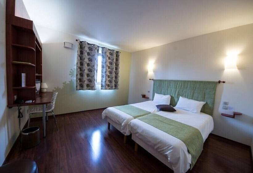 اتاق راحتی, L Hôtel De Chartres