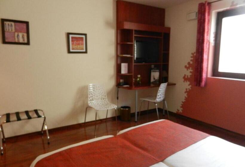 اتاق راحتی, L Hôtel De Chartres