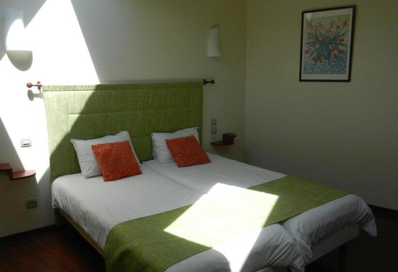 اتاق راحتی, L Hôtel De Chartres