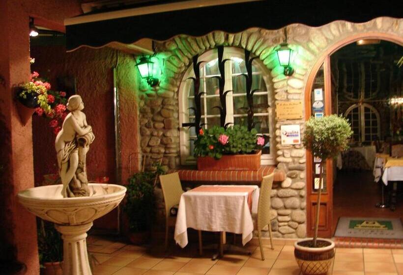 Номер Стандарт Трехместный, Logis Hôtel Restaurant Les Charmettes