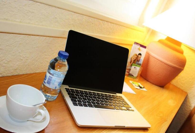 Номер Стандарт Трехместный, Logis Hôtel Atrium Epinal Golbey Chavelot