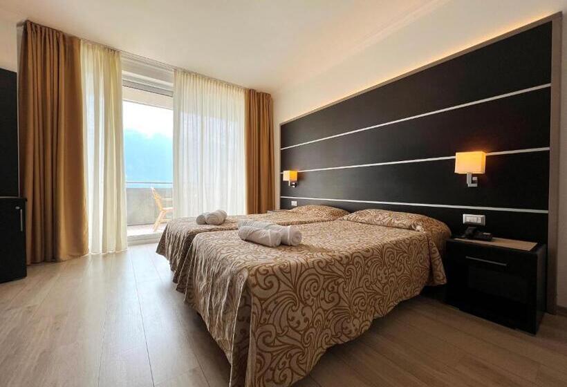 Номер Deluxe Вид на Озеро, Village Bazzanega   Montagnoli Group