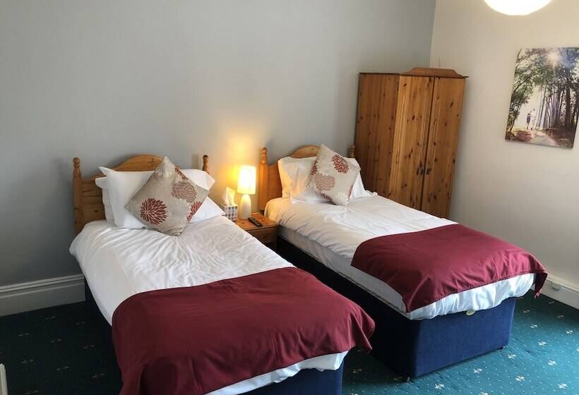 Номер Стандарт, The Clee Hotel   Cleethorpes, Grimsby, Lincolnshire