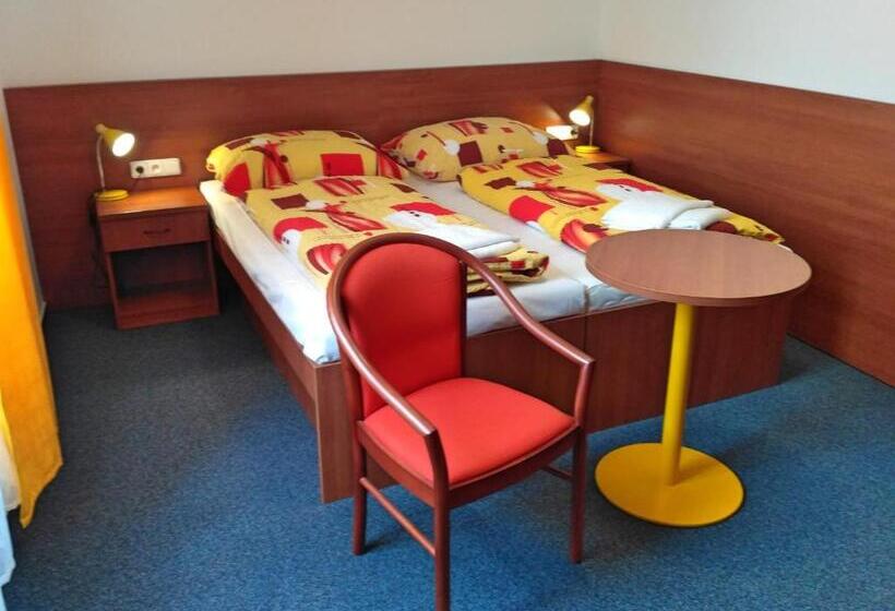 Номер Стандарт Трехместный, Morava