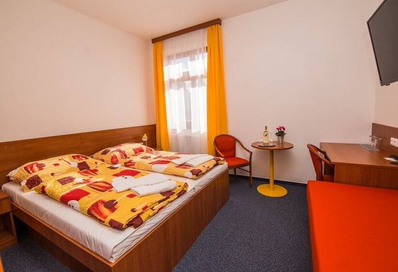 Номер Стандарт Трехместный, Morava