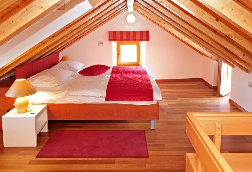 Family Suite, Monika