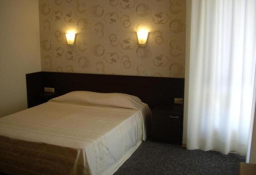 استودیوی استاندارد, Family Hotel Avramov