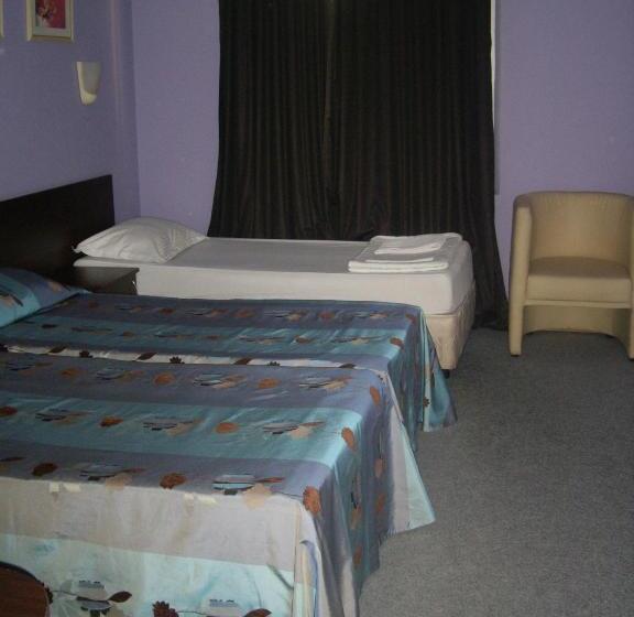 اتاق استاندارد سه نفره, Family Hotel Avramov