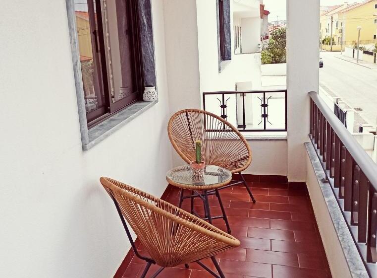 Люкс с Балконом, Supertubos House Peniche