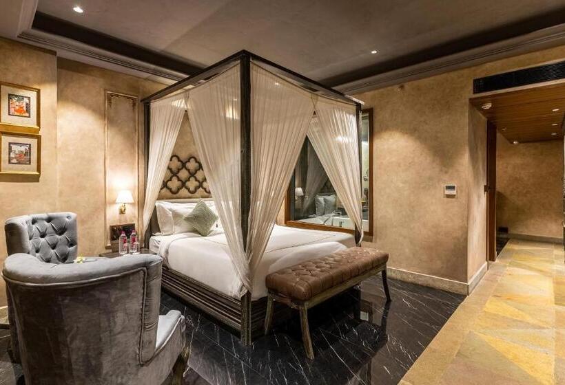 Suíte Cama King, Historia Royal