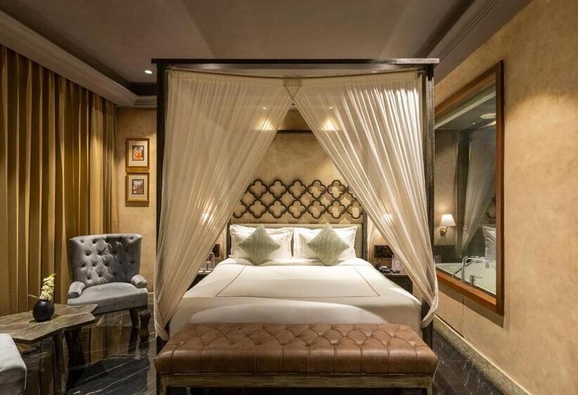 Suíte Cama King, Historia Royal