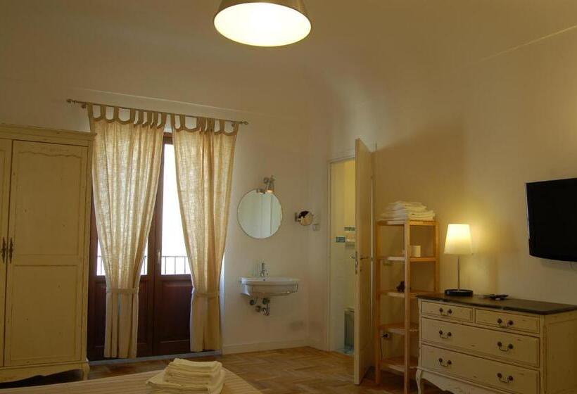 标准间, Federico Secondo B&b