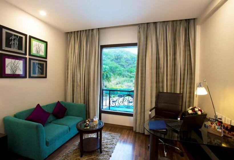 چشم‌انداز استخر اتاق کلوب, Golden Tulip Chandigarh, Panchkula