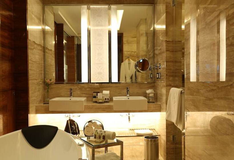 اتاق لوکس, Taj City Centre  Gurugram