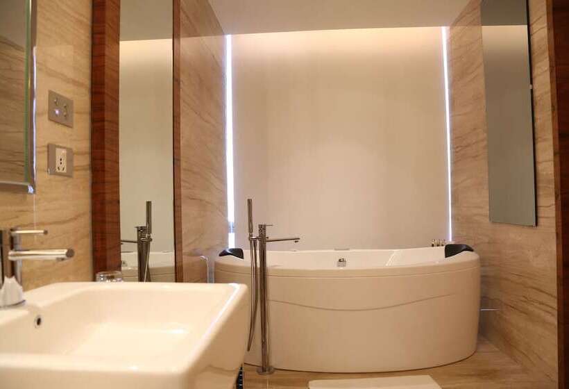 اتاق لوکس, Taj City Centre  Gurugram