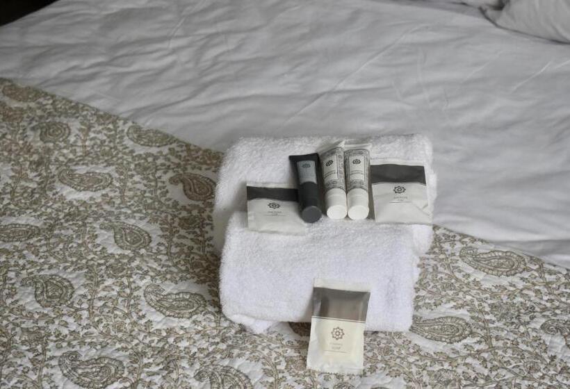 اتاق استاندارد چهار تخته, Iceberg Venue, Guest Lodge & Events Place