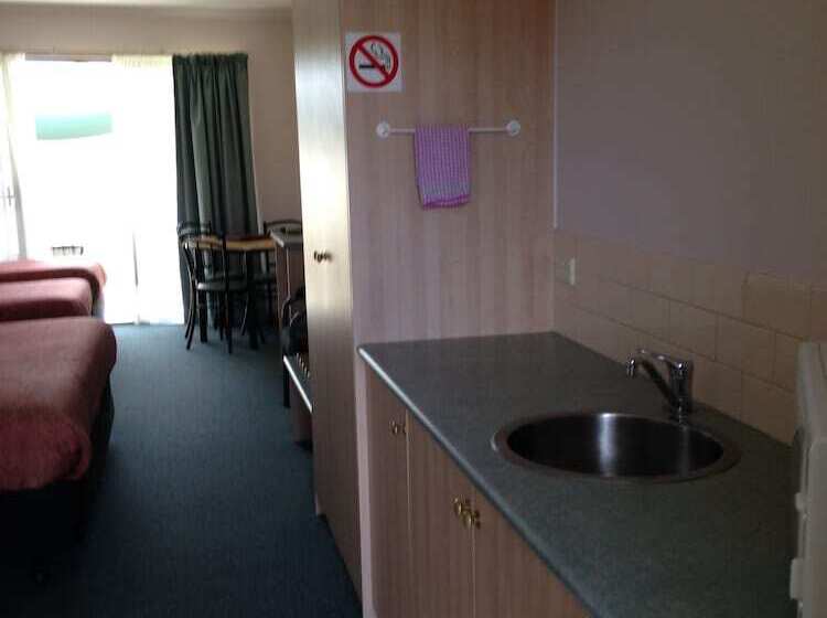 패밀리 룸, Rose Garden Motel