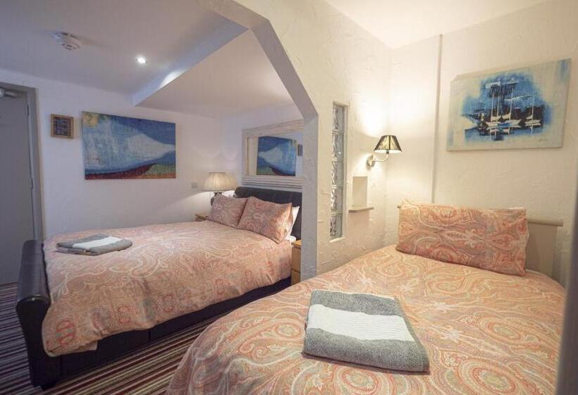 اتاق لوکس سه تخته, Cornerways Guest House