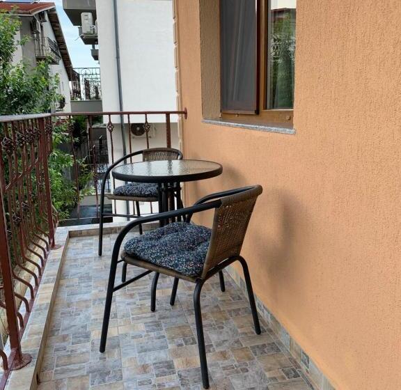 اتاق لوکس, Vila Corina