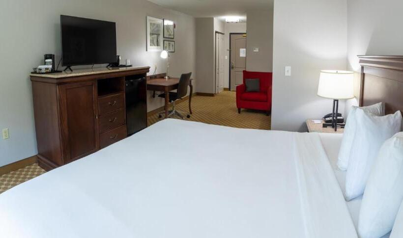 מיטת קינג בסוויטה, Country Inn & Suites By Radisson, Wilmington, Nc